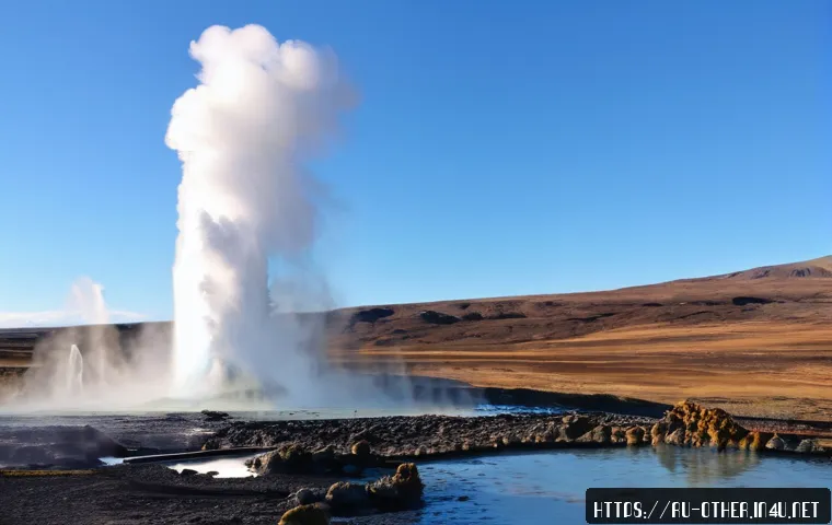 아이슬란드 게이시르 간헐천 특징 - A dramatic landscape view of the famous Strokkur geyser erupting in Iceland, with a powerful jet of ...